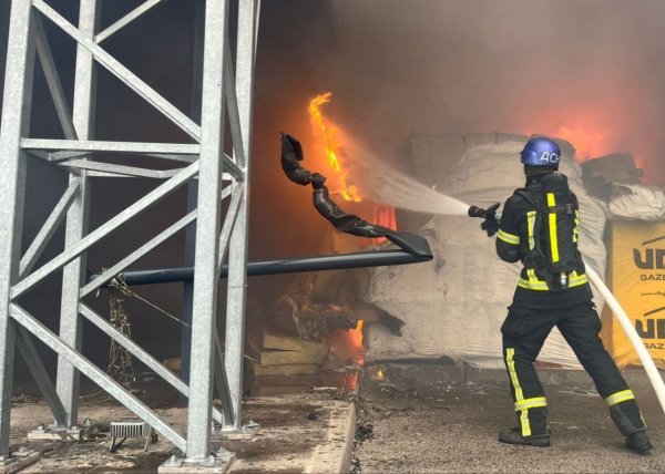 Через російський обстріл у Нікополі виникла масштабна пожежа
Через російський обстріл у Нікополі виникла масштабна пожежа