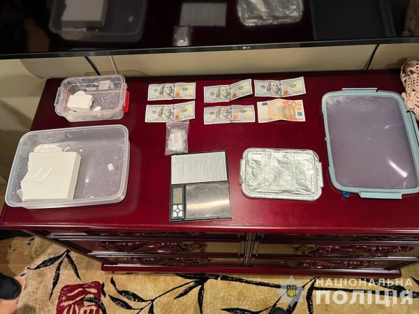 Перекрили міжнародний наркоканал, яким постачали "товар" із Нідерландів до України
Перекрили міжнародний наркоканал, яким постачали "товар" із Нідерландів до України