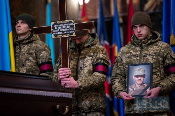 Львів попрощався із захисниками Ігорем Груником та Сергієм Кушніром
Львів попрощався із захисниками Ігорем Груником та Сергієм Кушніром