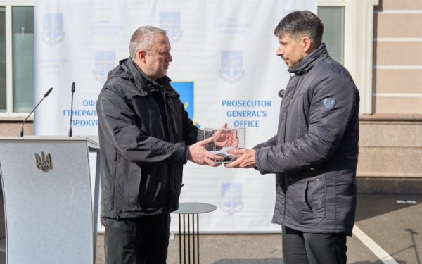 Українські прокурори отримали від посольства США шість броньованих авто
Українські прокурори отримали від посольства США шість броньованих авто