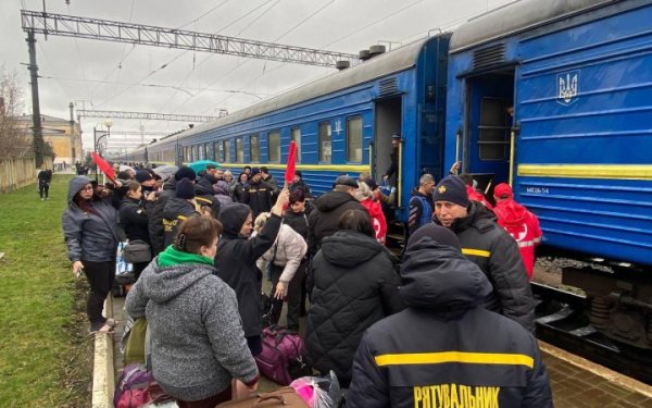 На Рівненщину із Покровська потягом евакуювали понад 50 людей, половина із них – діти
На Рівненщину із Покровська потягом евакуювали понад 50 людей, половина із них – діти