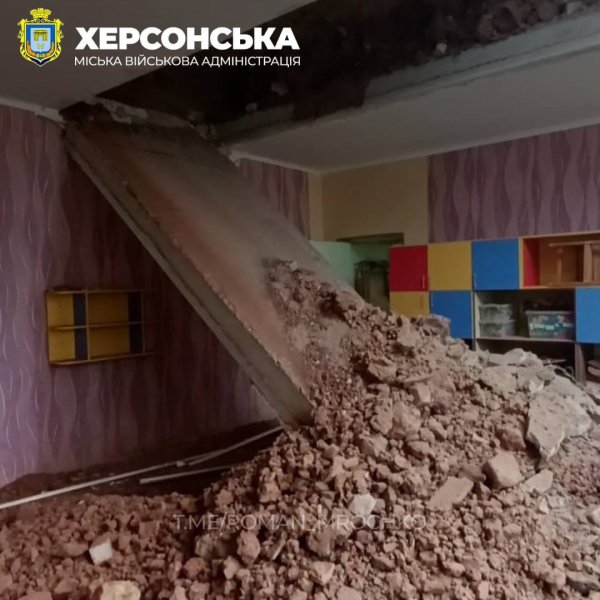 Росіяни зруйнували дві школи і дитячі садочки у Херсоні
Росіяни зруйнували дві школи і дитячі садочки у Херсоні