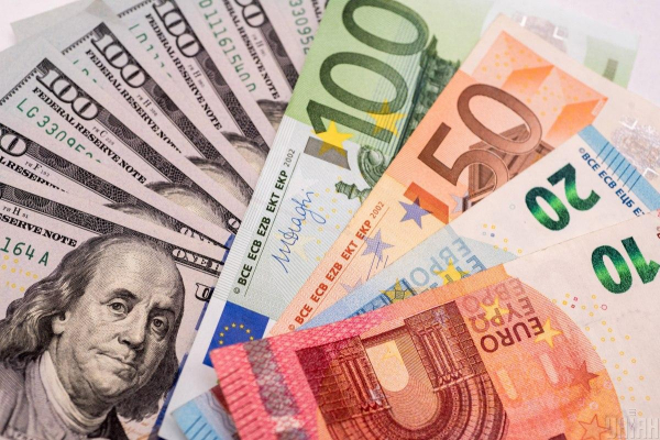 Долар продовжує падіння: курс валют в обмінниках та банках Долар продовжує падіння: курс валют в обмінниках та банках