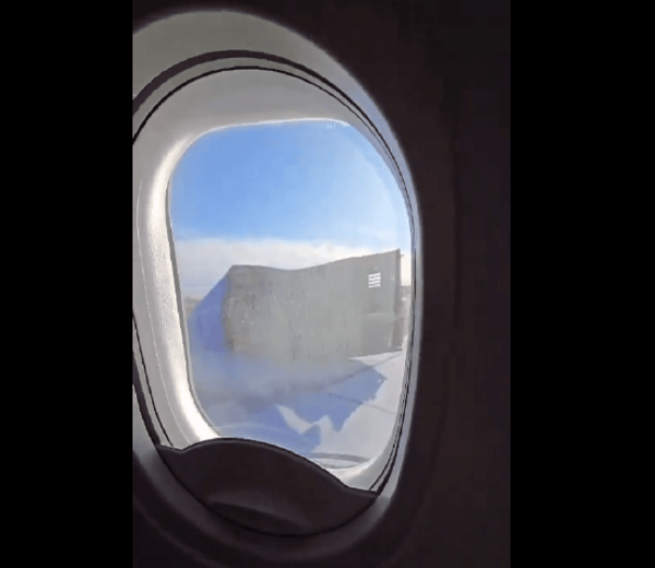 Просто під час польоту у Boeing відвалилася обшивка двигуна (відео) Просто під час польоту у Boeing відвалилася обшивка двигуна (відео)