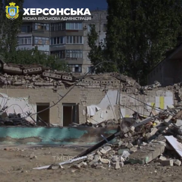 Росіяни зруйнували дві школи і дитячі садочки у Херсоні
Росіяни зруйнували дві школи і дитячі садочки у Херсоні