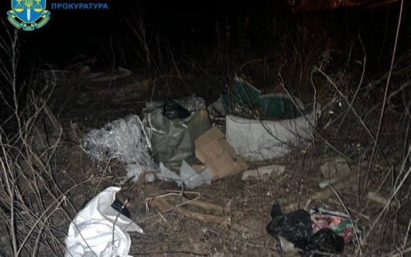 У Києві співробітник ритуальної служби викинув на пустир 20 урн із прахом
У Києві співробітник ритуальної служби викинув на пустир 20 урн із прахом