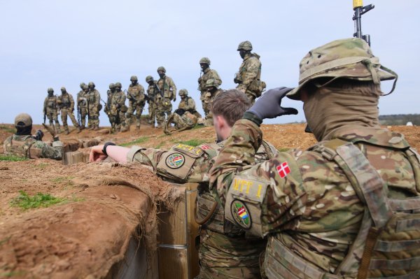 Інструктори із Данії навчають українських військових у Великобританії
Інструктори із Данії навчають українських військових у Великобританії