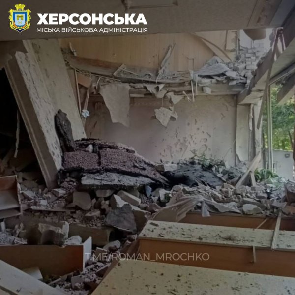 Росіяни зруйнували дві школи і дитячі садочки у Херсоні
Росіяни зруйнували дві школи і дитячі садочки у Херсоні