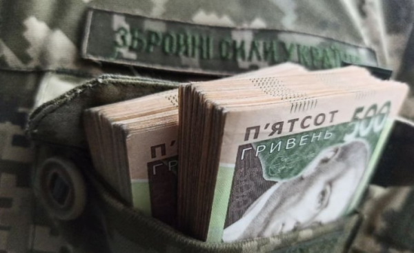 Кабмин разработает законопроект о ротации и дополнительных выплатах военным
Кабмин разработает законопроект о ротации и дополнительных выплатах военным