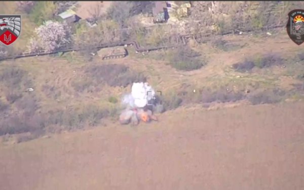 Оператори ССО знищили машину комплексу РЕБ "Борисоглєбськ-2"
Оператори ССО знищили машину комплексу РЕБ "Борисоглєбськ-2"