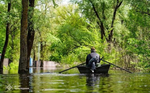 Рятувальники допомагають населенню долати наслідки підтоплень на Черкащині
Рятувальники допомагають населенню долати наслідки підтоплень на Черкащині