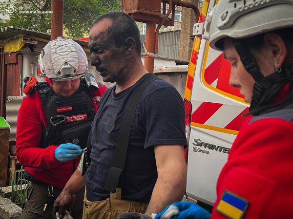 У Миколаєві під час гасіння пожежі постраждало 5 рятувальників
У Миколаєві під час гасіння пожежі постраждало 5 рятувальників