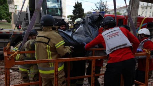 В Днепре из-под завалов достали еще одно тело В Днепре из-под завалов достали еще одно тело