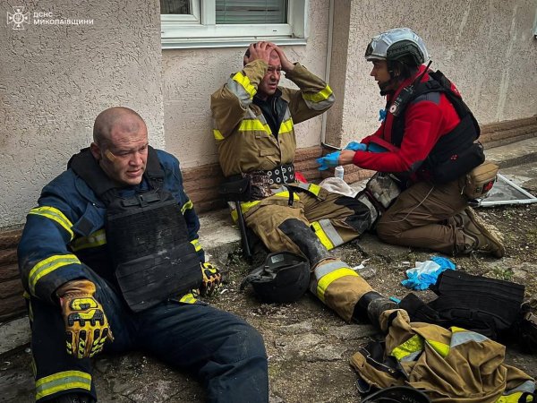 У Миколаєві під час гасіння пожежі постраждало 5 рятувальників
У Миколаєві під час гасіння пожежі постраждало 5 рятувальників