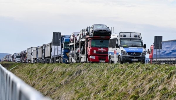 Польські фермери блокують три пункти пропуску з Україною, у чергах - 400 вантажівок Польські фермери блокують три пункти пропуску з Україною, у чергах - 400 вантажівок