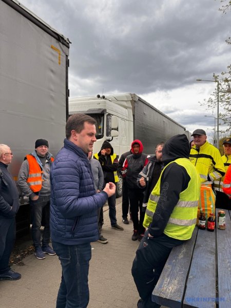Поляки без перешкод пропускають гумдопомогу, автобуси й автівки - генконсул України Поляки без перешкод пропускають гумдопомогу, автобуси й автівки - генконсул України