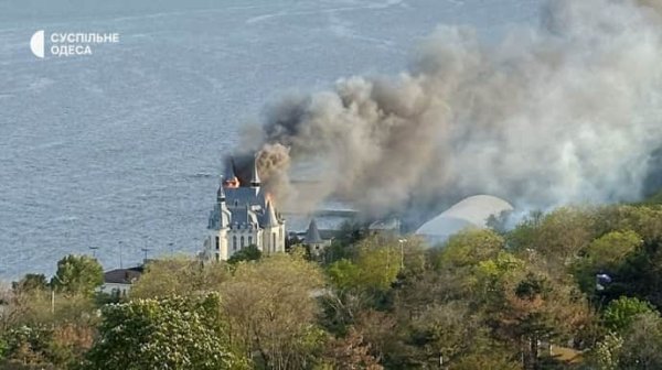 Россия ударила по Одессе: двое погибших и восемь раненых, горит "дворец студентов" Россия ударила по Одессе: двое погибших и восемь раненых, горит "дворец студентов"