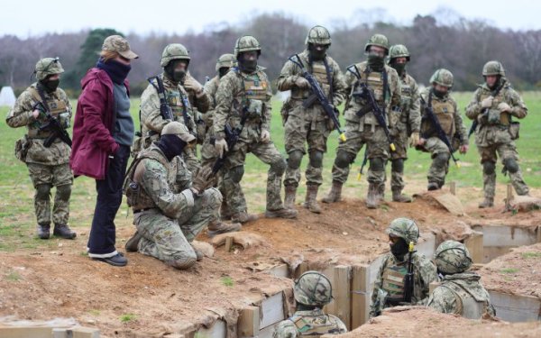 Інструктори із Данії навчають українських військових у Великобританії
Інструктори із Данії навчають українських військових у Великобританії