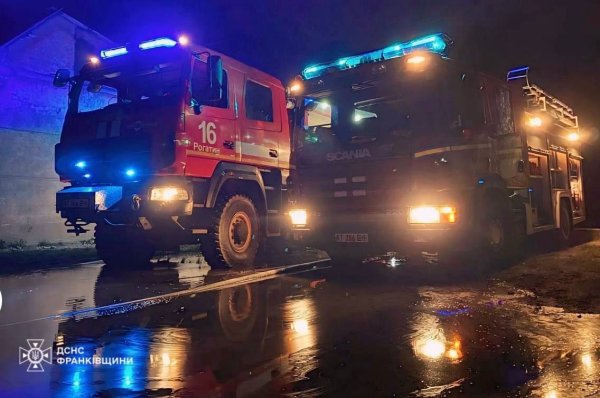 В Івано-Франківській області внаслідок ворожого обстрілу виникла масштабна пожежа
В Івано-Франківській області внаслідок ворожого обстрілу виникла масштабна пожежа