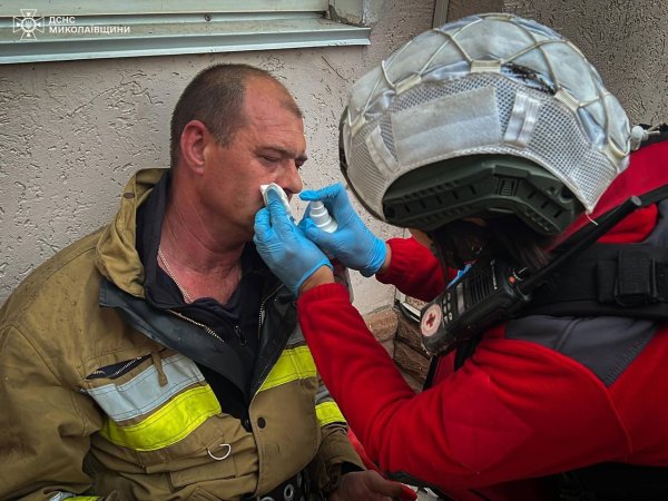 У Миколаєві під час гасіння пожежі постраждало 5 рятувальників
У Миколаєві під час гасіння пожежі постраждало 5 рятувальників