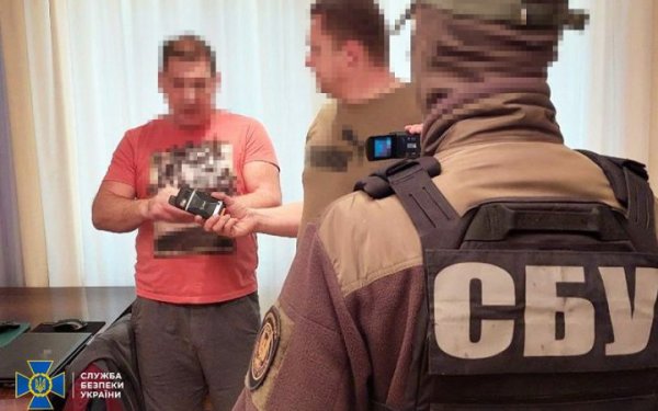 СБУ затримала зрадника, який хотів "засвітити" роботу ППО під Черкасами та Одесою
СБУ затримала зрадника, який хотів "засвітити" роботу ППО під Черкасами та Одесою