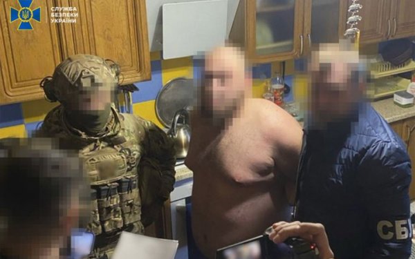 У Дніпрі затримали рекетирів, які обкладали “даниною” місцевих підприємців
У Дніпрі затримали рекетирів, які обкладали “даниною” місцевих підприємців