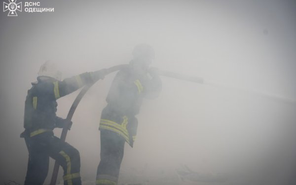 В Одесі ворог завдав удару по місцю зберігання виведеної з ладу автомобільної техніки, – ОК “Південь”
В Одесі ворог завдав удару по місцю зберігання виведеної з ладу автомобільної техніки, – ОК “Південь”