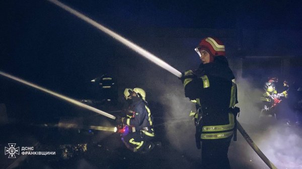 В Івано-Франківській області внаслідок ворожого обстрілу виникла масштабна пожежа
В Івано-Франківській області внаслідок ворожого обстрілу виникла масштабна пожежа