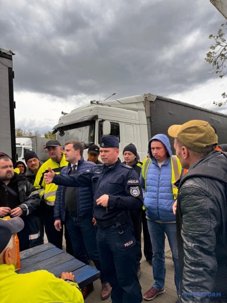 Поляки без перешкод пропускають гумдопомогу, автобуси й автівки - генконсул України Поляки без перешкод пропускають гумдопомогу, автобуси й автівки - генконсул України