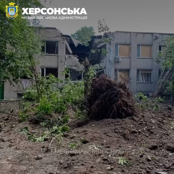 Росіяни зруйнували дві школи і дитячі садочки у Херсоні
Росіяни зруйнували дві школи і дитячі садочки у Херсоні