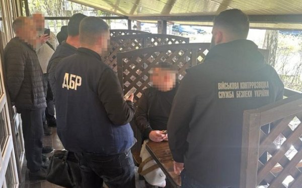 ДБР затримало військового, який за хабар обіцяв влаштувати мобілізованого у тилову частину
ДБР затримало військового, який за хабар обіцяв влаштувати мобілізованого у тилову частину