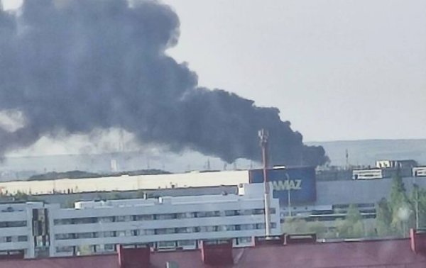 В России вспыхнул мощный пожар возле завода "КамАЗ" (фото, видео)
В России вспыхнул мощный пожар возле завода "КамАЗ" (фото, видео)