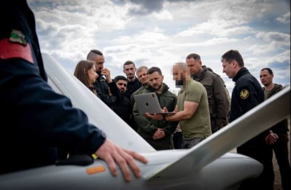 Зеленскому на днях показали украинский аналог российского "Ланцета" Зеленскому на днях показали украинский аналог российского "Ланцета"