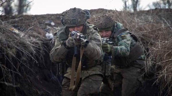 Защитники уничтожили еще 950 вояк РФ и 16 вражеских танков Защитники уничтожили еще 950 вояк РФ и 16 вражеских танков