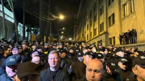 В Тбилиси начались задержания на акции против закона об "иноагентах" В Тбилиси начались задержания на акции против закона об "иноагентах"