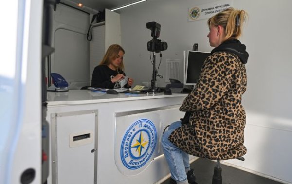 Украинцы за границей больше не смогут оформить паспорт, когда захотят: что произошло
Украинцы за границей больше не смогут оформить паспорт, когда захотят: что произошло