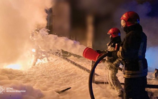 В Івано-Франківській області внаслідок ворожого обстрілу виникла масштабна пожежа
В Івано-Франківській області внаслідок ворожого обстрілу виникла масштабна пожежа