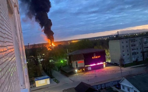 У Смоленській області – потужна пожежа на НПЗ. Росія заявила про атаку
У Смоленській області – потужна пожежа на НПЗ. Росія заявила про атаку