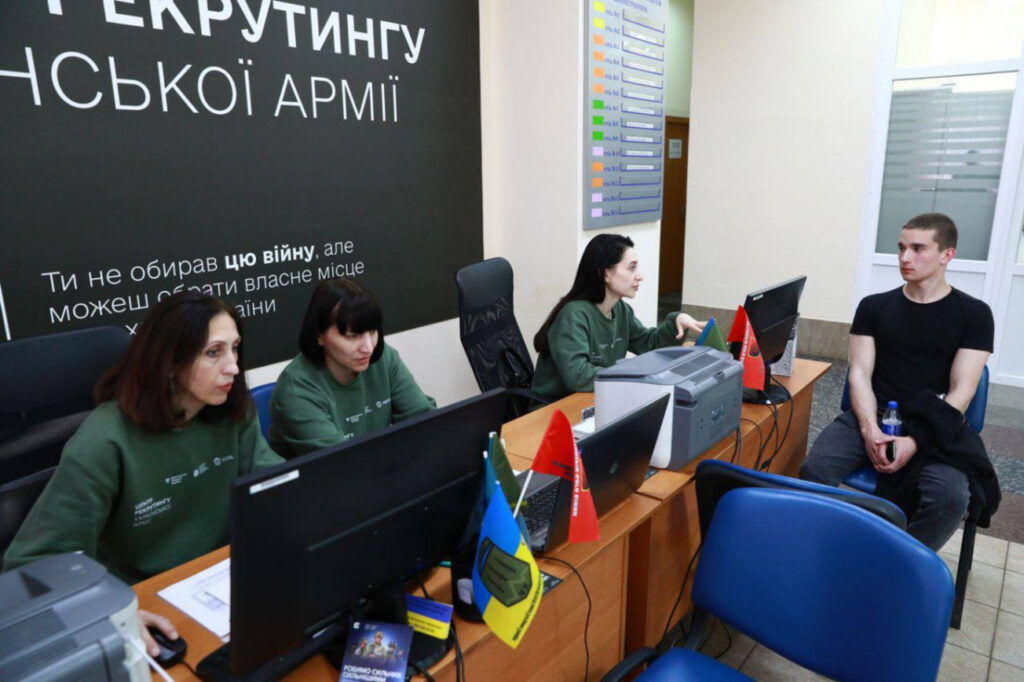 Які успіхи демонструє Запорізькій центр рекрутингу, та що відомо про переваги для добровольців?