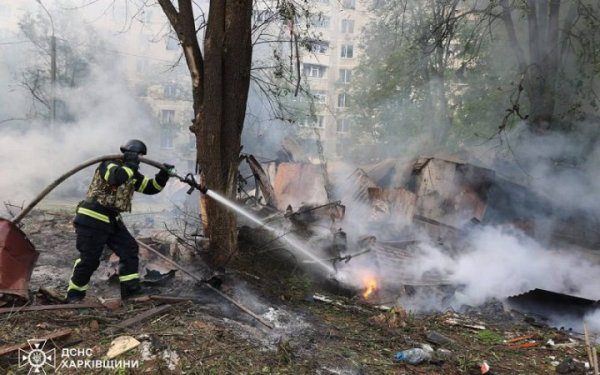ДСНС показала наслідки ударів росіян по житлових кварталах Харкова
ДСНС показала наслідки ударів росіян по житлових кварталах Харкова