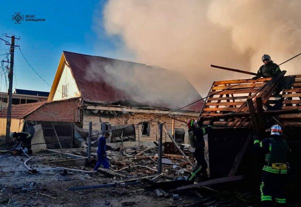Наслідки атаки РФ ліквідовують 350 рятувальників та 100 одиниць спецтехніки
Наслідки атаки РФ ліквідовують 350 рятувальників та 100 одиниць спецтехніки