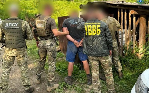На Буковині та Закарпатті викрили дві схеми переправлення нелегалів за кордон
На Буковині та Закарпатті викрили дві схеми переправлення нелегалів за кордон
