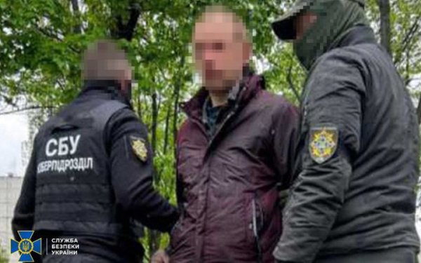 СБУ затримала двох агентів ФСБ, які готували удари по Україні напередодні Великодня
СБУ затримала двох агентів ФСБ, які готували удари по Україні напередодні Великодня