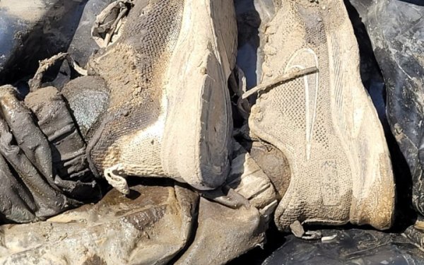 Після зниження рівня води у Тисі виявили тіла трьох чоловіків-потопельників
Після зниження рівня води у Тисі виявили тіла трьох чоловіків-потопельників