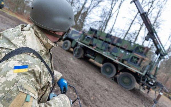 Окупанти атакували Київ: збито крилаті ракети (оновлено)
Окупанти атакували Київ: збито крилаті ракети (оновлено)