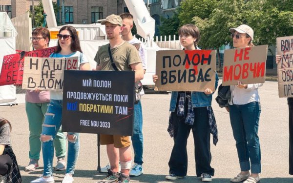 "Рахую не дні, а роки": у Запоріжжі пройшла акція на підтримку полонених оборонців Маріуполя
"Рахую не дні, а роки": у Запоріжжі пройшла акція на підтримку полонених оборонців Маріуполя