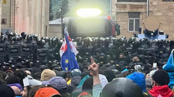 В Тбилиси силовики оттеснили протестующих от входов в парламент