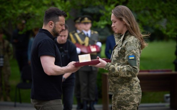 Зеленський вручив нагороди піхотинцям, а також бойові прапори бригадам
Зеленський вручив нагороди піхотинцям, а також бойові прапори бригадам