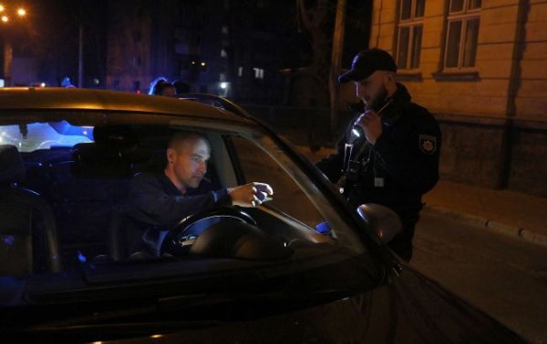 Могут ли на самом деле вручать повестки на блокпостах: объяснение юриста
Могут ли на самом деле вручать повестки на блокпостах: объяснение юриста