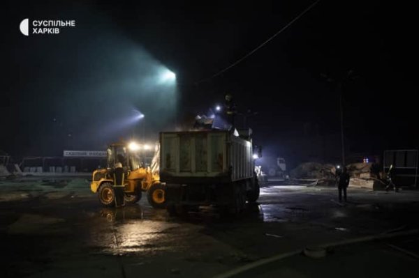 СМИ показали ночной разбор завалов в уничтоженном россиянами "Эпицентре" в Харькове СМИ показали ночной разбор завалов в уничтоженном россиянами "Эпицентре" в Харькове